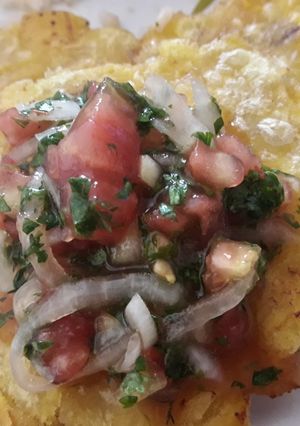 Una foto de Patacones con ceviche