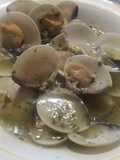 Almejas amb salsa marinera verde i vi blanc