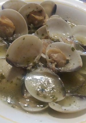 Una foto de Almejas amb salsa marinera verde i vi blanc