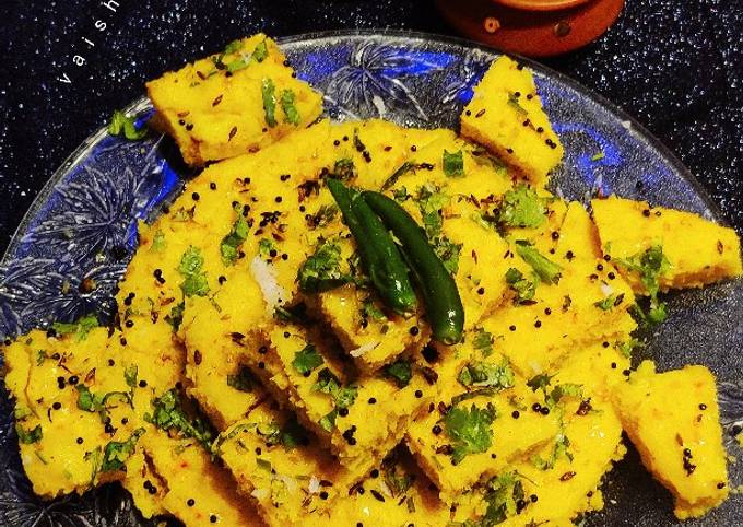 Khaman with Green Chutney