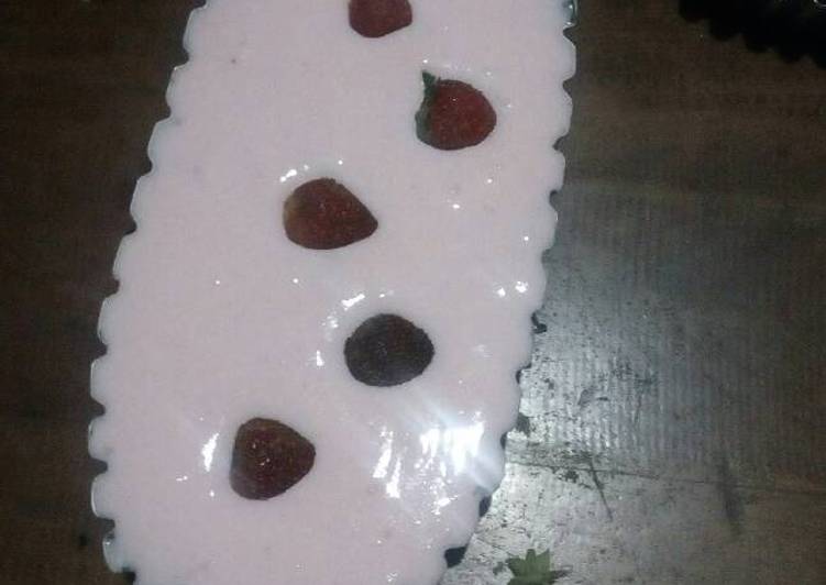 Oreo tart with strawberry cream