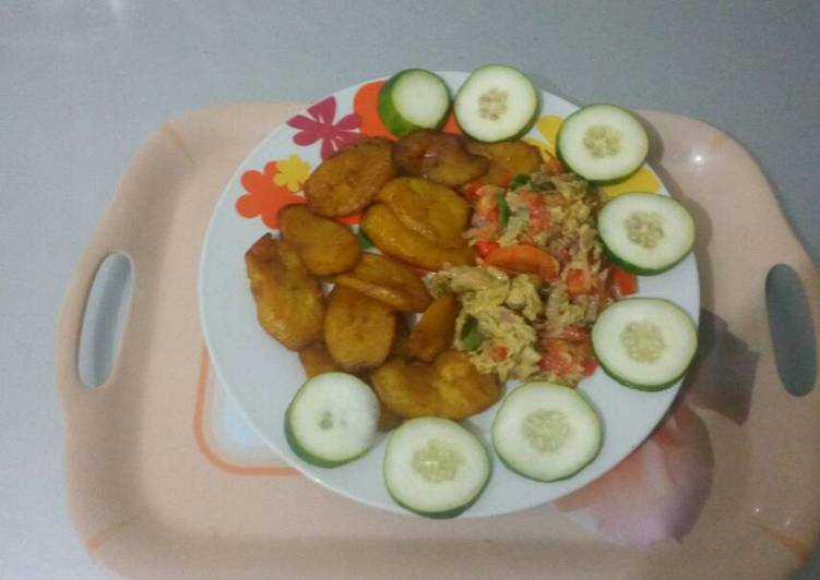 Recipe of Ultimate Fried plantain with fried egg and cucumber