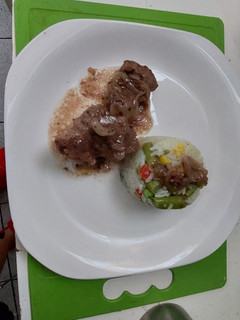 Una foto de Carne al jugo con arroz primavera con papa