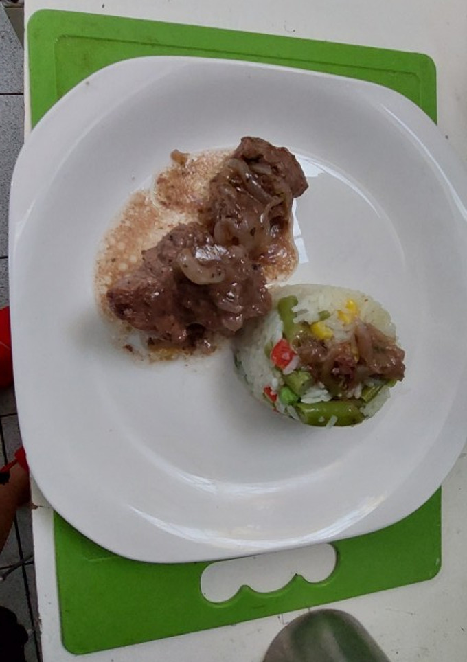Una foto de Carne al jugo con arroz primavera con papa