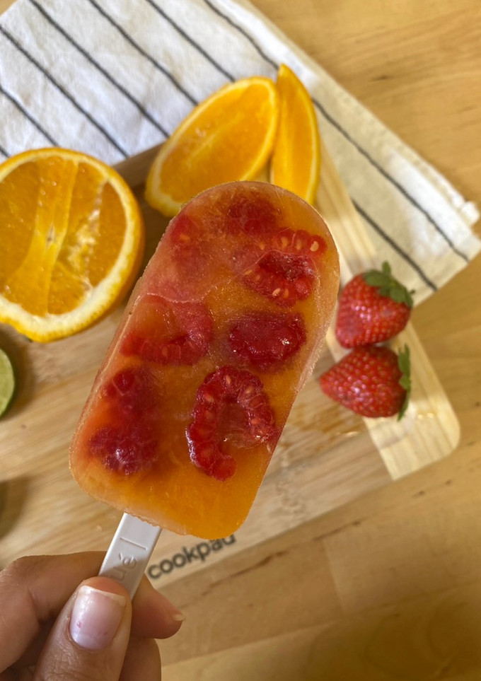 Una foto de Polo de naranja y frambuesa