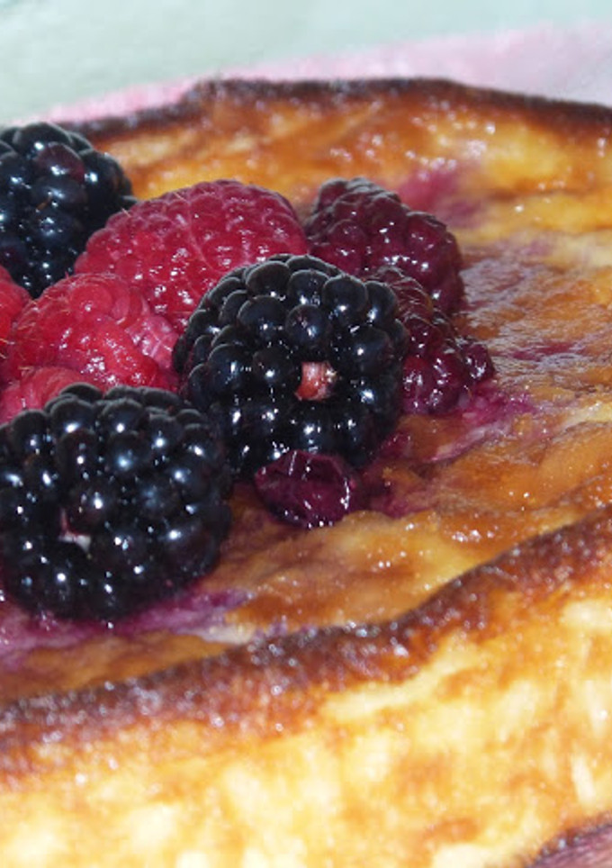 Una foto de Tarta de requesón y arándanos (batir y hornear)