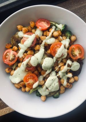 Foto de Bowl de grão de bico e crema de abacate