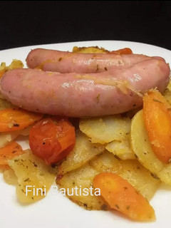 Una foto de Salchichas al horno con patatas