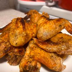 A picture of Crispy air fryer chicken wings.