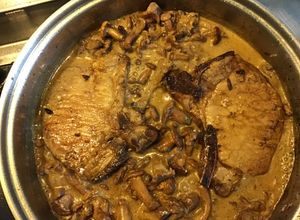 Une photo de Côtes de porc aux girolles et crème à l érable