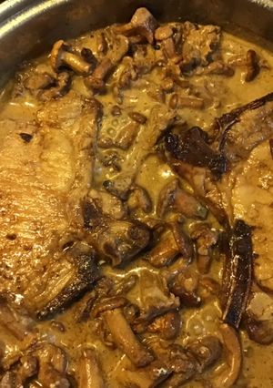 Une photo de Côtes de porc aux girolles et crème à l érable