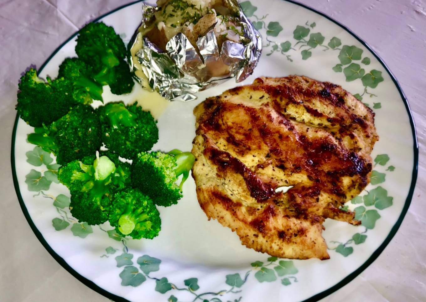 Pollo asado, con brócoli salteado y papa sancochada con margarina