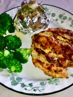 Una foto de Pollo asado, con brócoli salteado y papa sancochada con margarina
