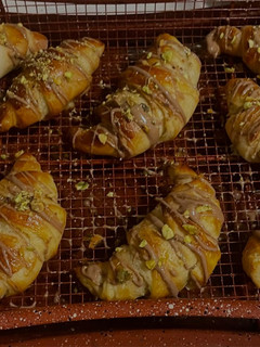 Pisztáciás/málnás mini croissant recept fotója
