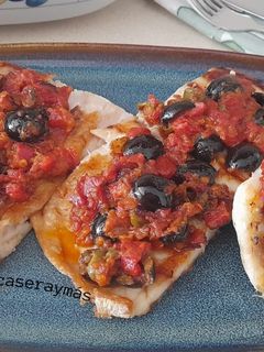 Una foto de Merluza con salsa puttanesca