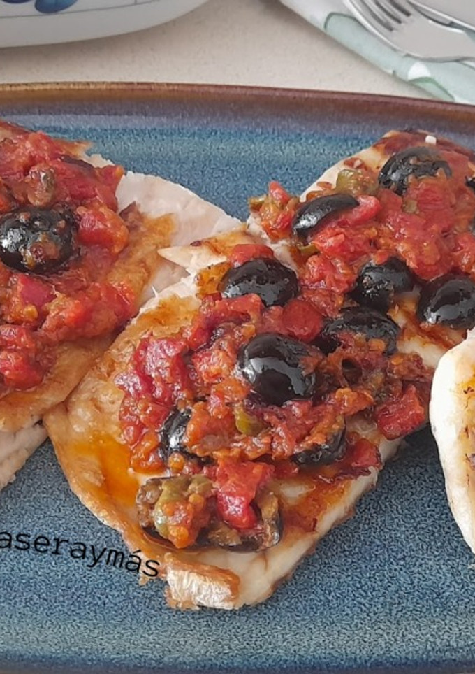 Una foto de Merluza con salsa puttanesca