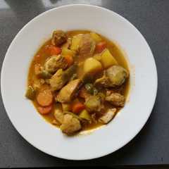 Una foto de Guiso de pollo con patatas multicooker 12 en 1