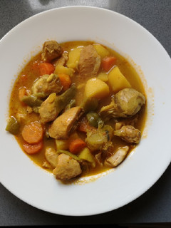 Una foto de Guiso de pollo con patatas multicooker 12 en 1