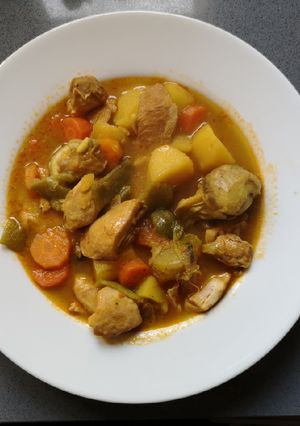 Una foto de Guiso de pollo con patatas multicooker 12 en 1