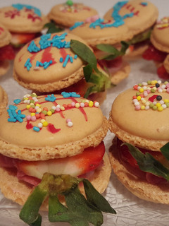 Una foto de Macarons rellenos de fresa fresca y buttercream