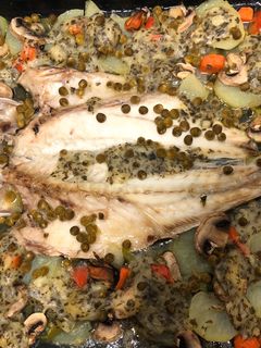 Una foto de Lubina al horno con salsa verde y Mejillones