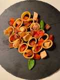 Mezzi paccheri con pachino, pesce spada e guanciale