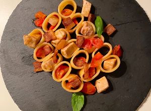 Foto di Mezzi paccheri con pachino, pesce spada e guanciale