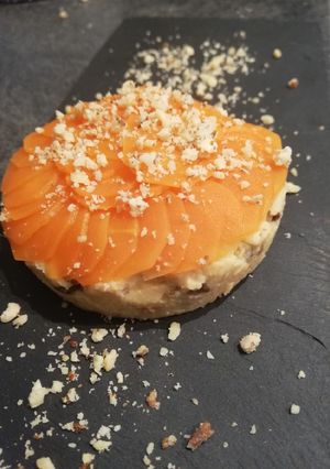 Une photo de Écailles de carottes sur mousse de pois chiches et lentilles
