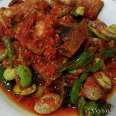 A picture of Ikan asin balado pete.