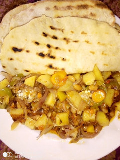 Flat bread da miyar dankali da kifi ainihin hoton girkin