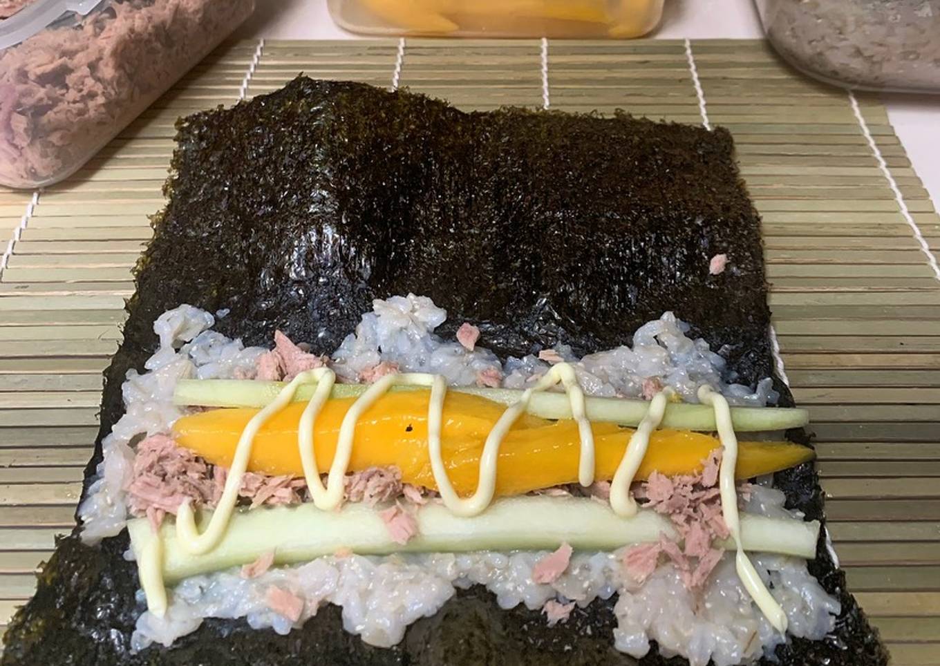 Canned tuna, kimbab with Japanese brown rice.