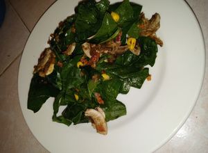 Una foto de Ensalada de espinacas con tocino bicolor
