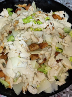 Una foto de Ensalada César con pollo