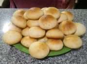 Una foto de bollo al horno con margarina