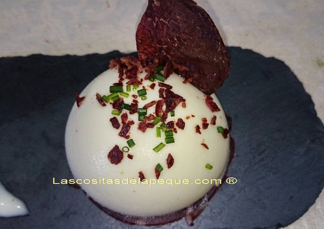 Semiesferas de vichyssoise con base de cecina y crujiente de cecina