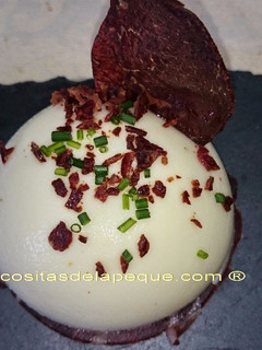 Una foto de Semiesferas de vichyssoise con base de cecina y crujiente de cecina
