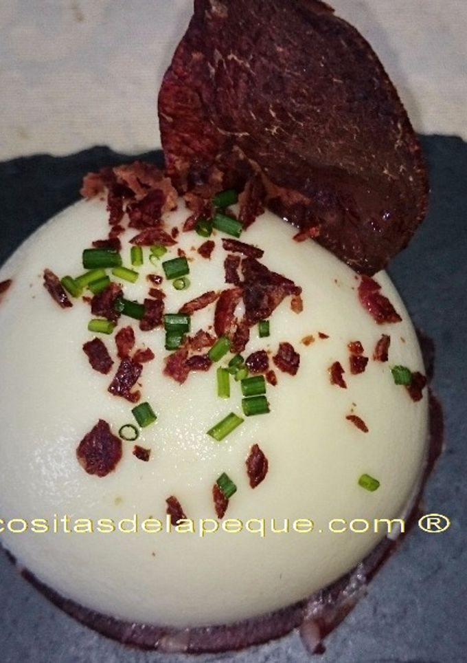 Una foto de Semiesferas de vichyssoise con base de cecina y crujiente de cecina