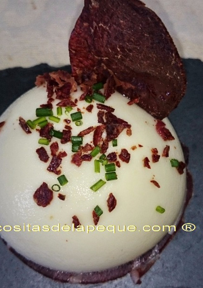 Una foto de Semiesferas de vichyssoise con base de cecina y crujiente de cecina