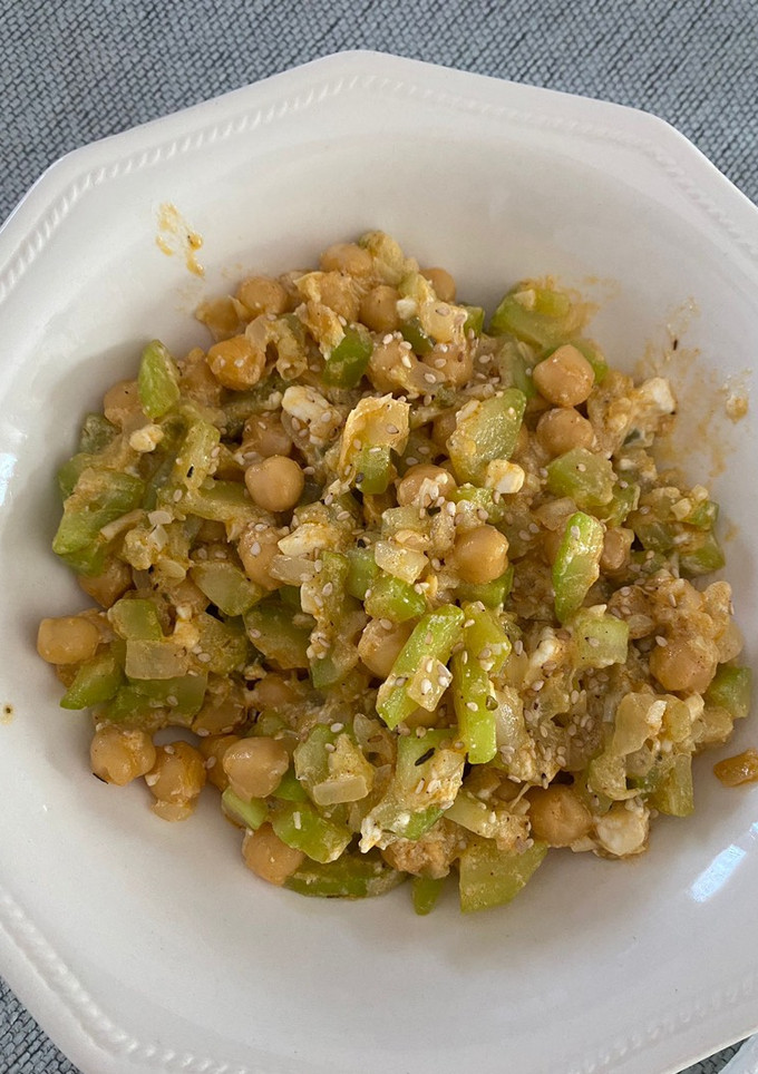 Una foto de Garbanzos con calabacín y queso feta