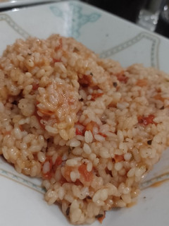 Una foto de Arroz vegano con tomate (🌱)