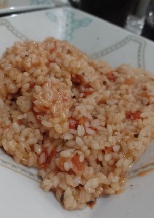 Una foto de Arroz vegano con tomate (🌱)