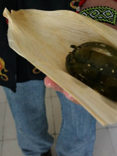 Una foto de Chile vegano prehispánico de masa negra de amaranto y huitlacoche con hongos