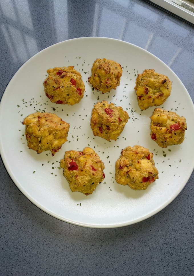 Una foto de Croqueta-albóndiga de pollo y pimiento rojo al horno