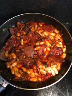 Una foto de Rovellons con tomate y judías blancas🍄😛😋