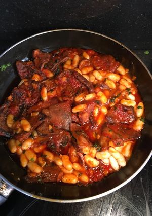 Una foto de Rovellons con tomate y judías blancas🍄😛😋