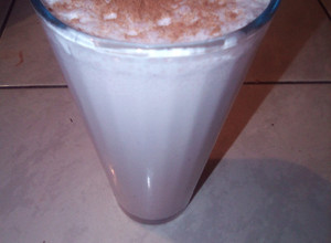 Una foto de Rico y espumoso Chocomilk de fresa 🍓