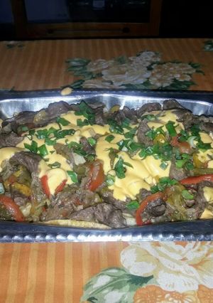Una foto de Papas con carne y queso gratinado