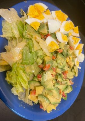 صورة لوصفة سلطة افوكادو 🥑🥬🥒🥚🫑