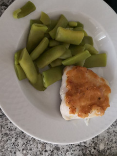 Una foto de Merluza al horno con gratinado de ajo