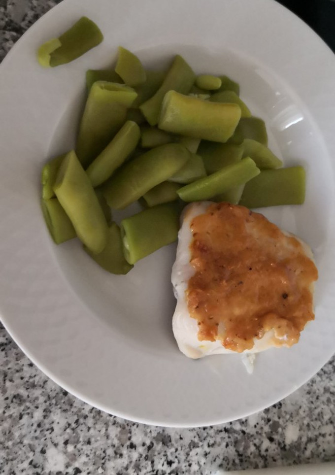 Una foto de Merluza al horno con gratinado de ajo